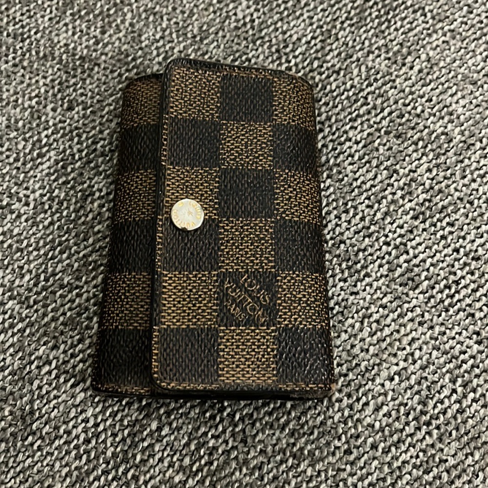 LOUIS VUITTON 6 key holder - missing one key ring though - used
